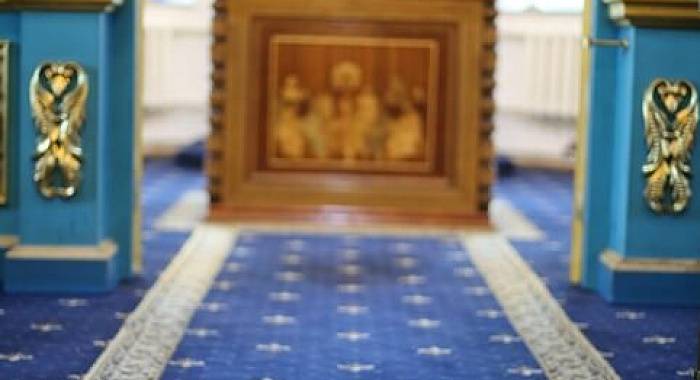 Полушерстяное ковровое покрытие в алтарь и солею храма
